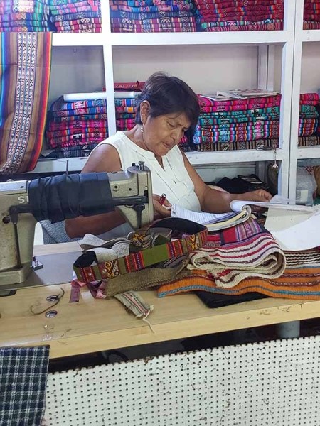 Faire-Mode-von-LaMamita-und-handwerkliches-Atelier-in-Peru