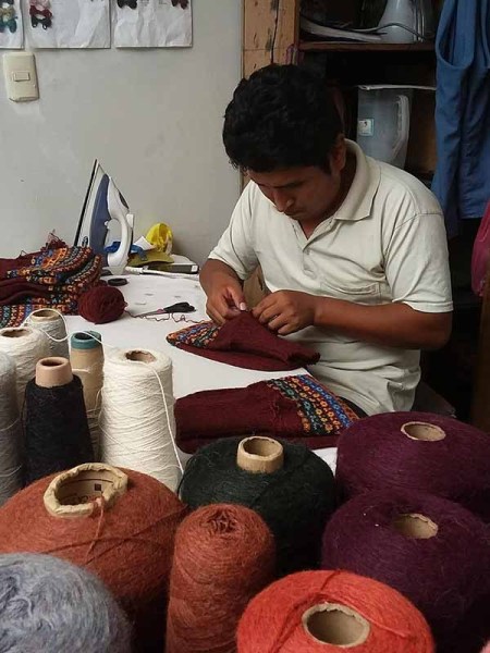 Handwerker-in-Peru-Naturmode-aus-Alpakawolle