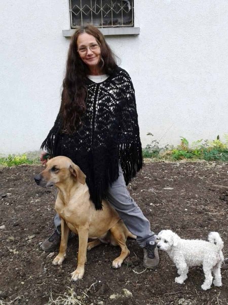 Naturmode-und-schwarzer-Damenponcho