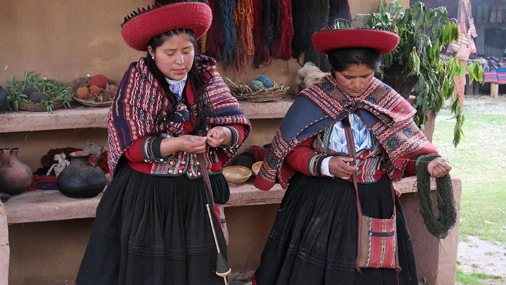 Peruanische Frauen und Alpakagarn