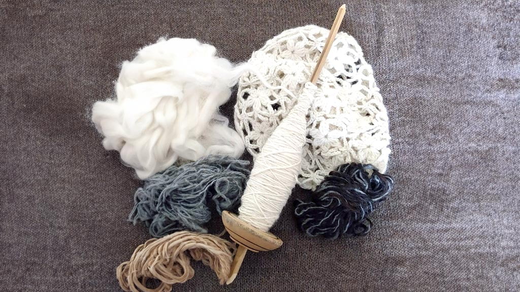 Alpakawolle und handgefertigte Spindel