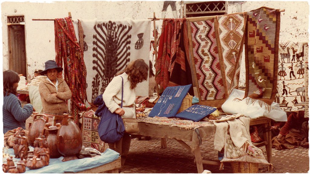 Reise nach Peru, Frau auf der Pisac-Messe in den peruanischen Anden