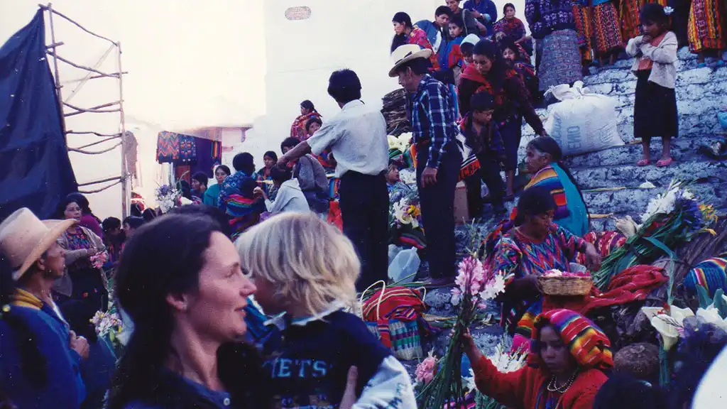 Guatemala-Kirche von Chichicastenango Traditionelles Fest in Guatemala: Inder verkaufen Blumen auf den Stufen der Kirche von Chichicastenago