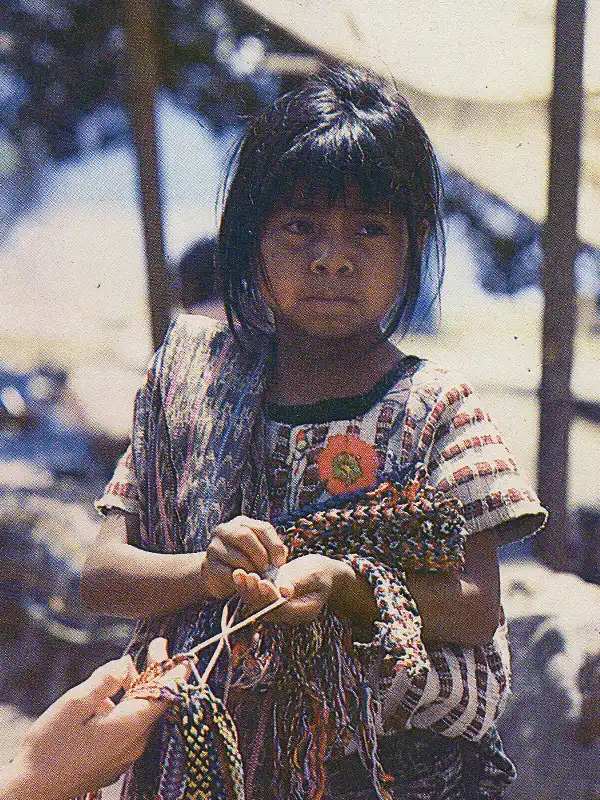 bestickte Stoffe Kleines guatemaltekisches Mädchen mit typischer Kleidung